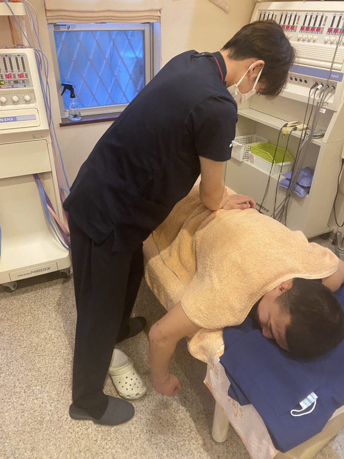 やさしい手技によるマッサージの様子